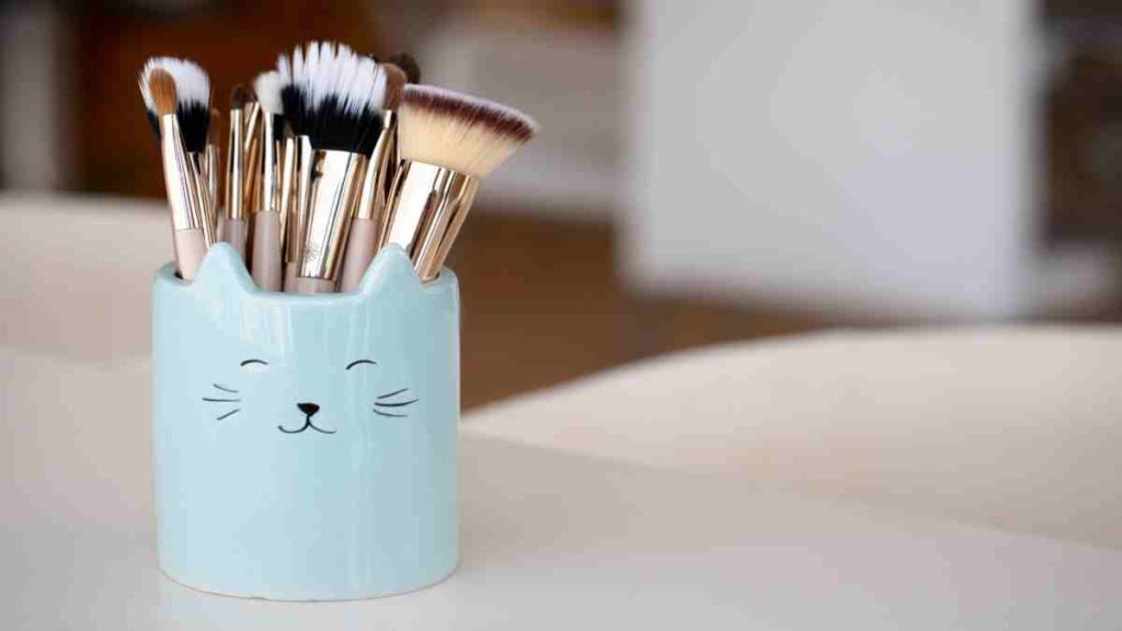 How To Clean Makeup Brushes And Sponge